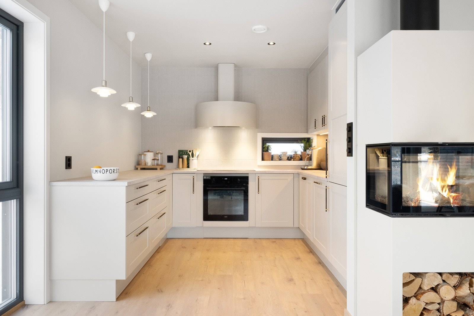 Kjøkken i tilsvarende tomannsbolig - Avvik fra standardleveranse i farge-/materialvalg. Galleribilde