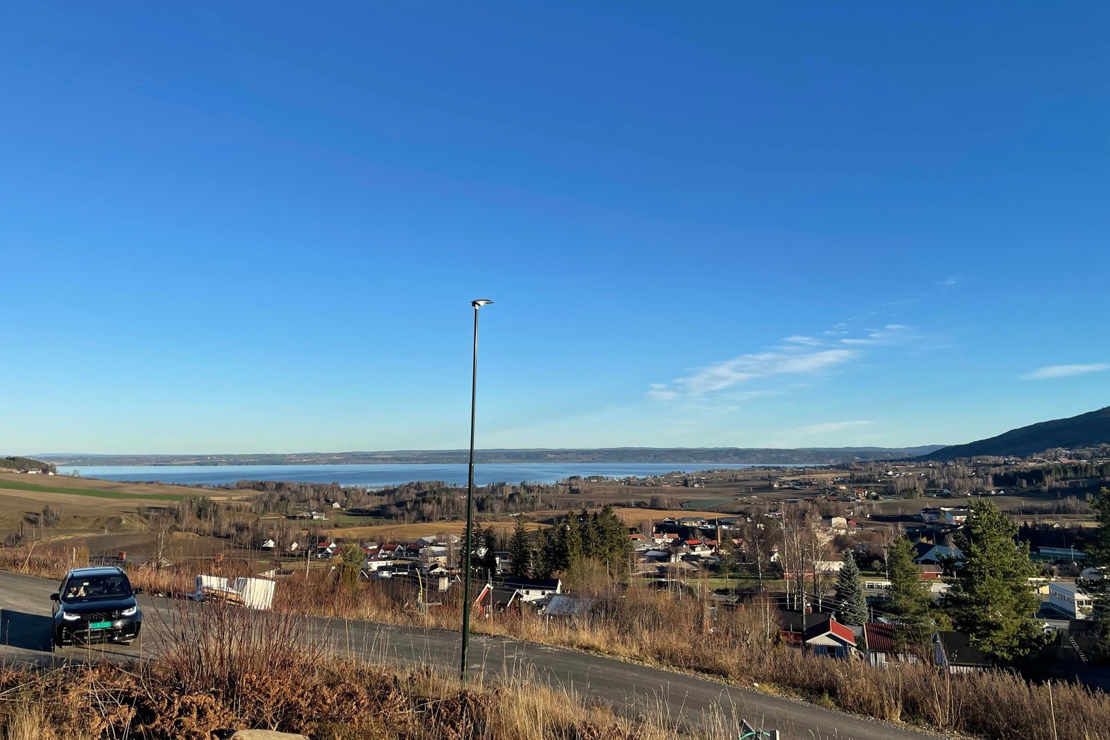 Utsikt fra tomta mot Mjøsa - Kort vei til alt av fasiliteter i sentrum. Galleribilde