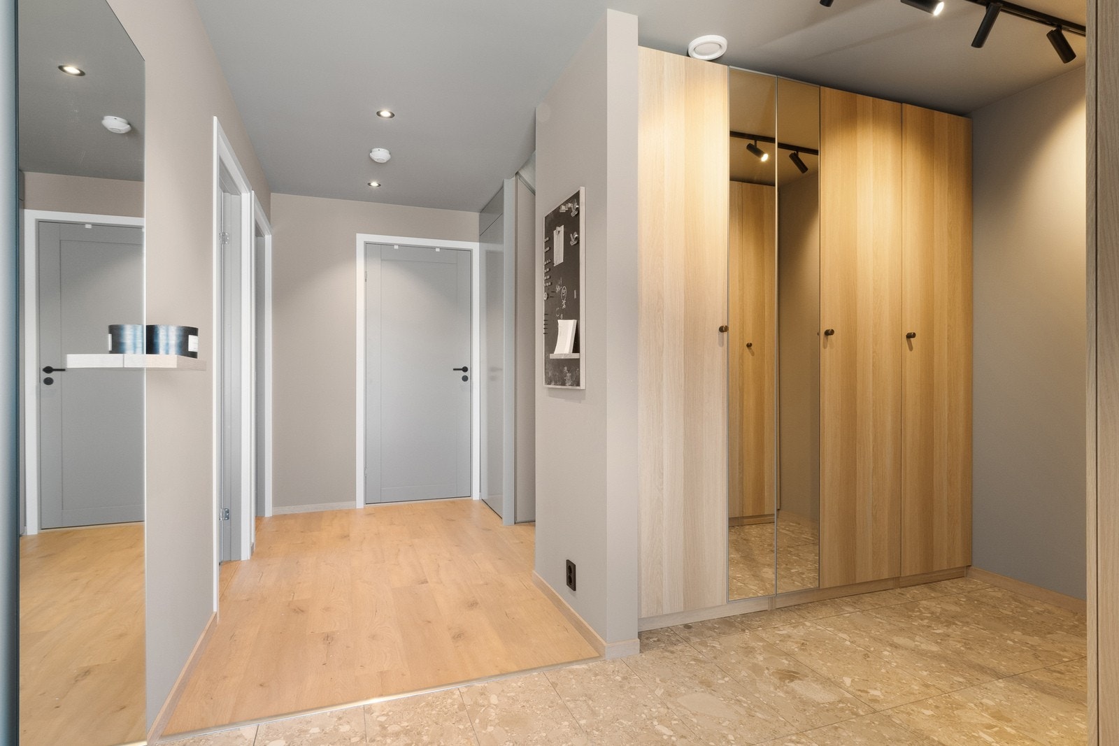 Entre / gang i tilsvarende tomannsbolig - Avvik fra standardleveranse i farge-/materialvalg. Galleribilde