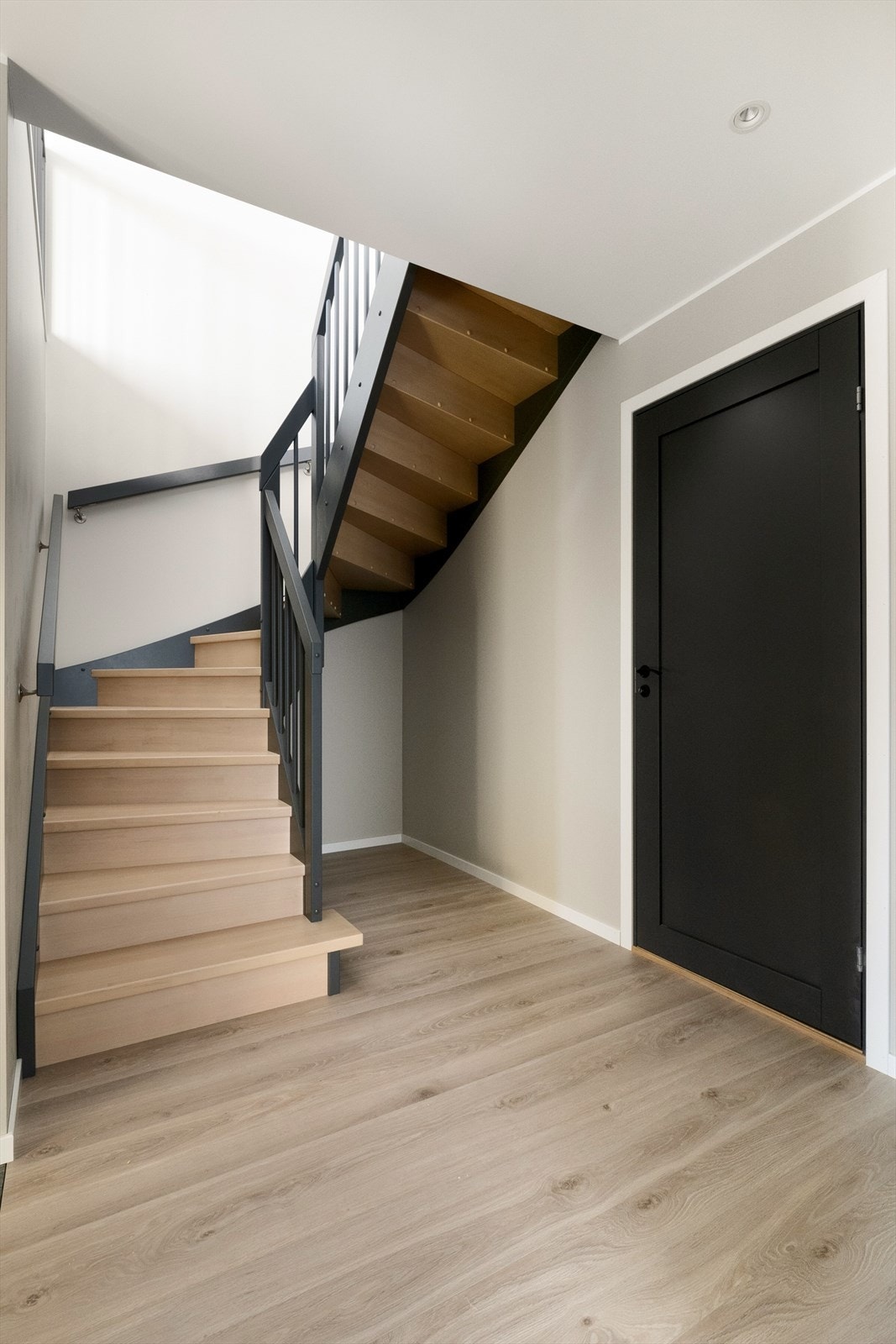 Gang i tilsvarende tomannsbolig - Avvik fra standardleveranse i farge-/materialvalg. Galleribilde