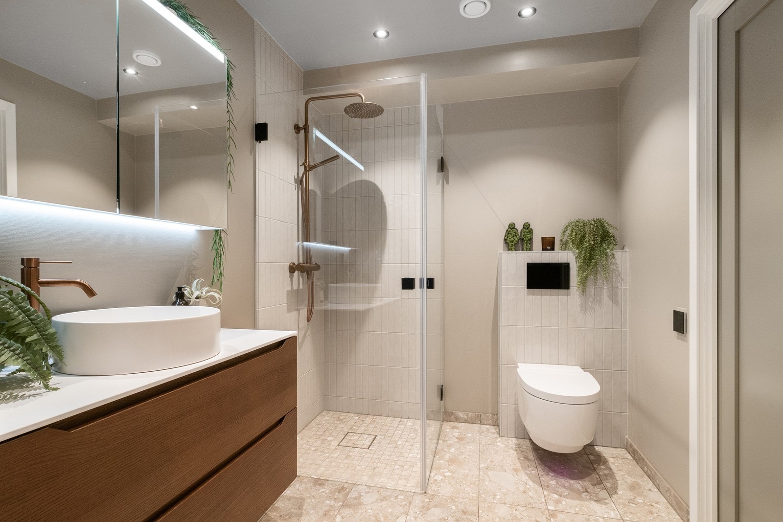 Bad i tilsvarende tomannsbolig - Avvik fra standardleveranse i farge- og materialvalg. Galleribilde