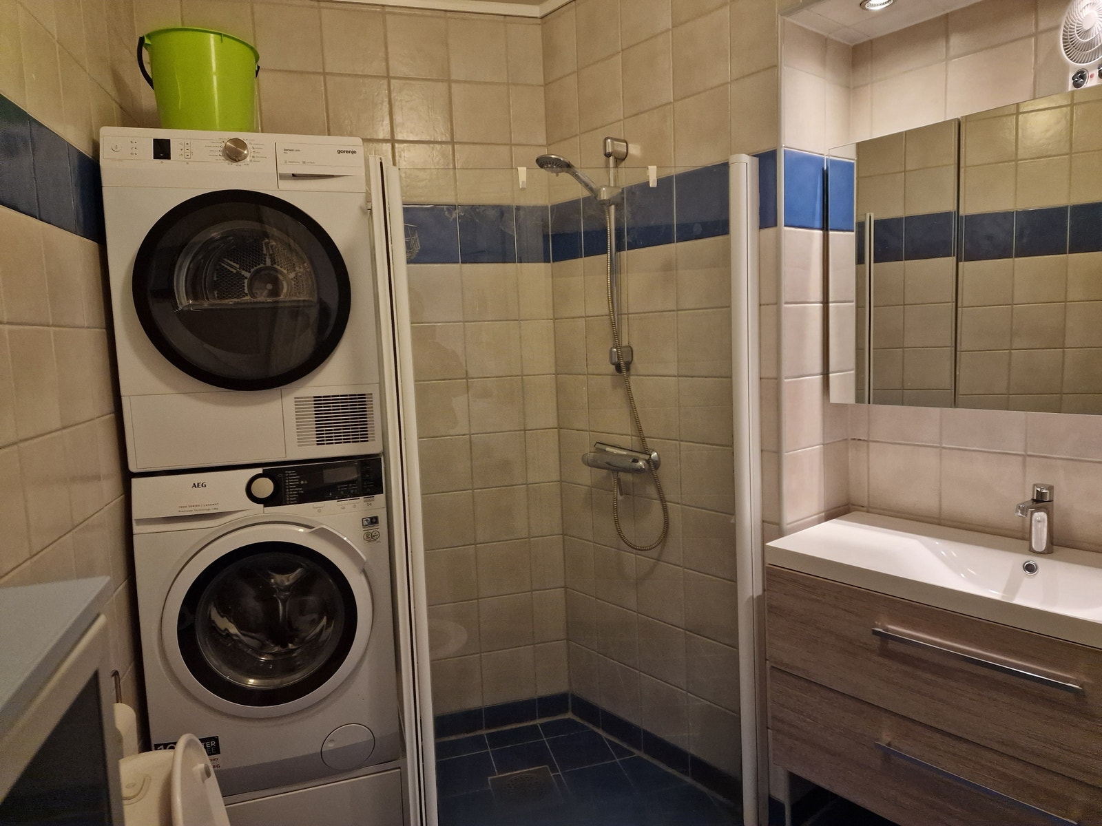 Baderom med varmekabler moderne møbler vaskemaskin og tørketrommel Galleribilde