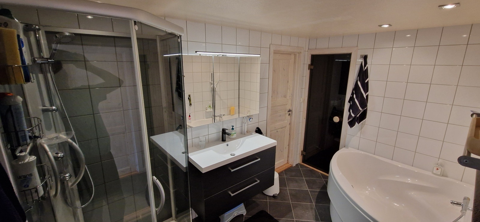 Bad med badstue sort dør :) Galleribilde