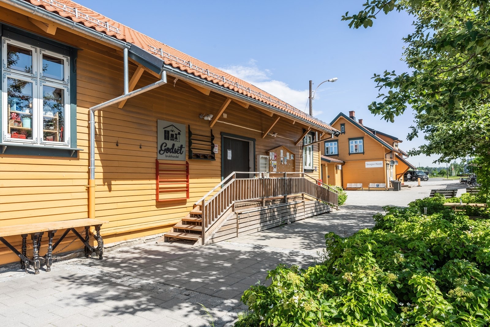 Er du pendler tar det kun ca. 12 min. å gå ned til Vestby togst. med god kommunikasjon mot Oslo og Moss. Det tar ca. 25 min med tog til Oslo Galleribilde