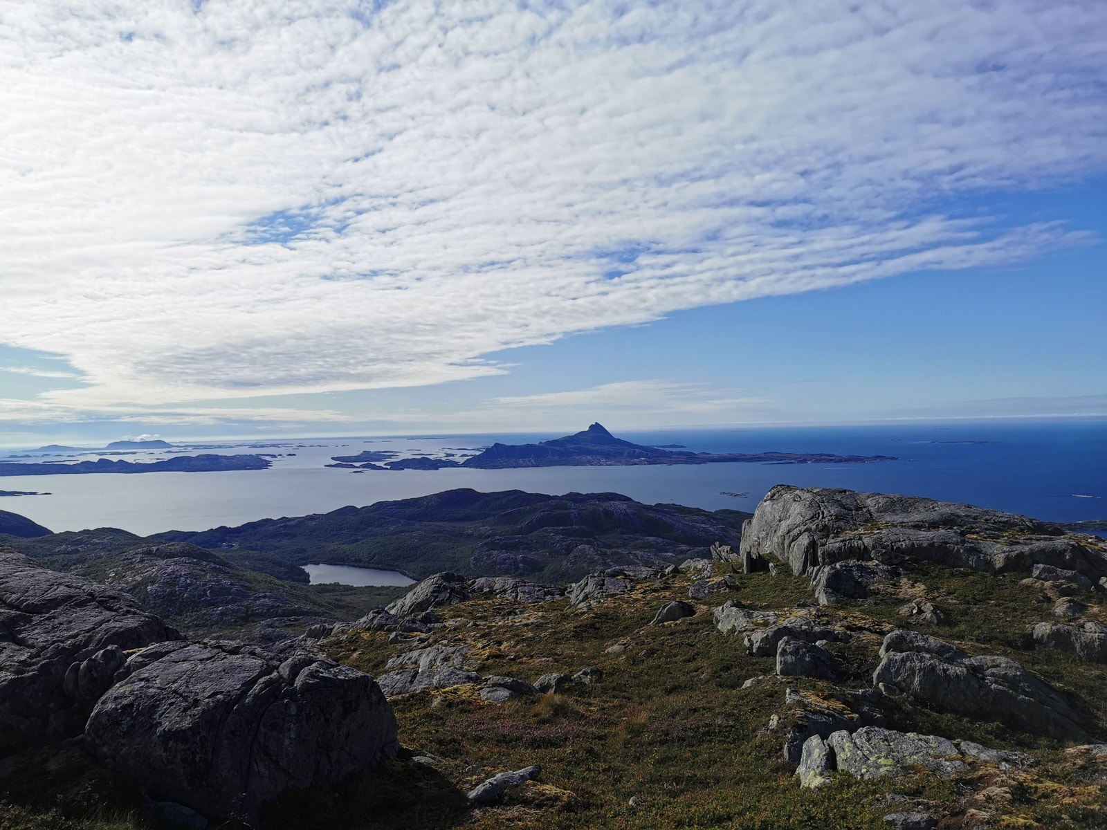 Opp i høyden med utsikt til Rødøya Galleribilde