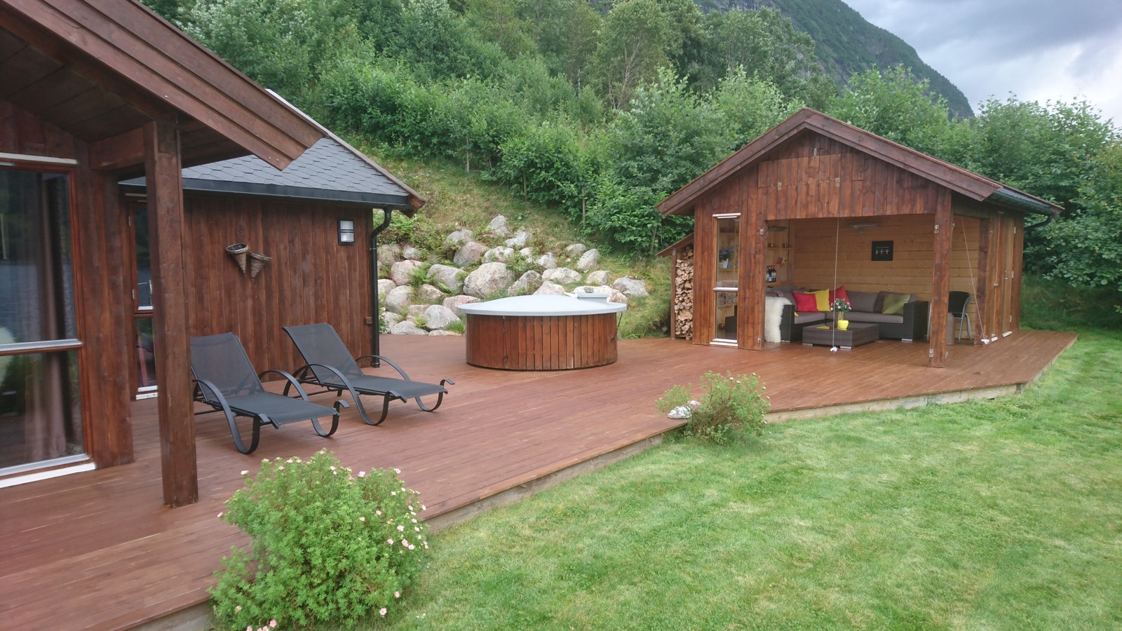 Stor terrasse og hagestue Galleribilde