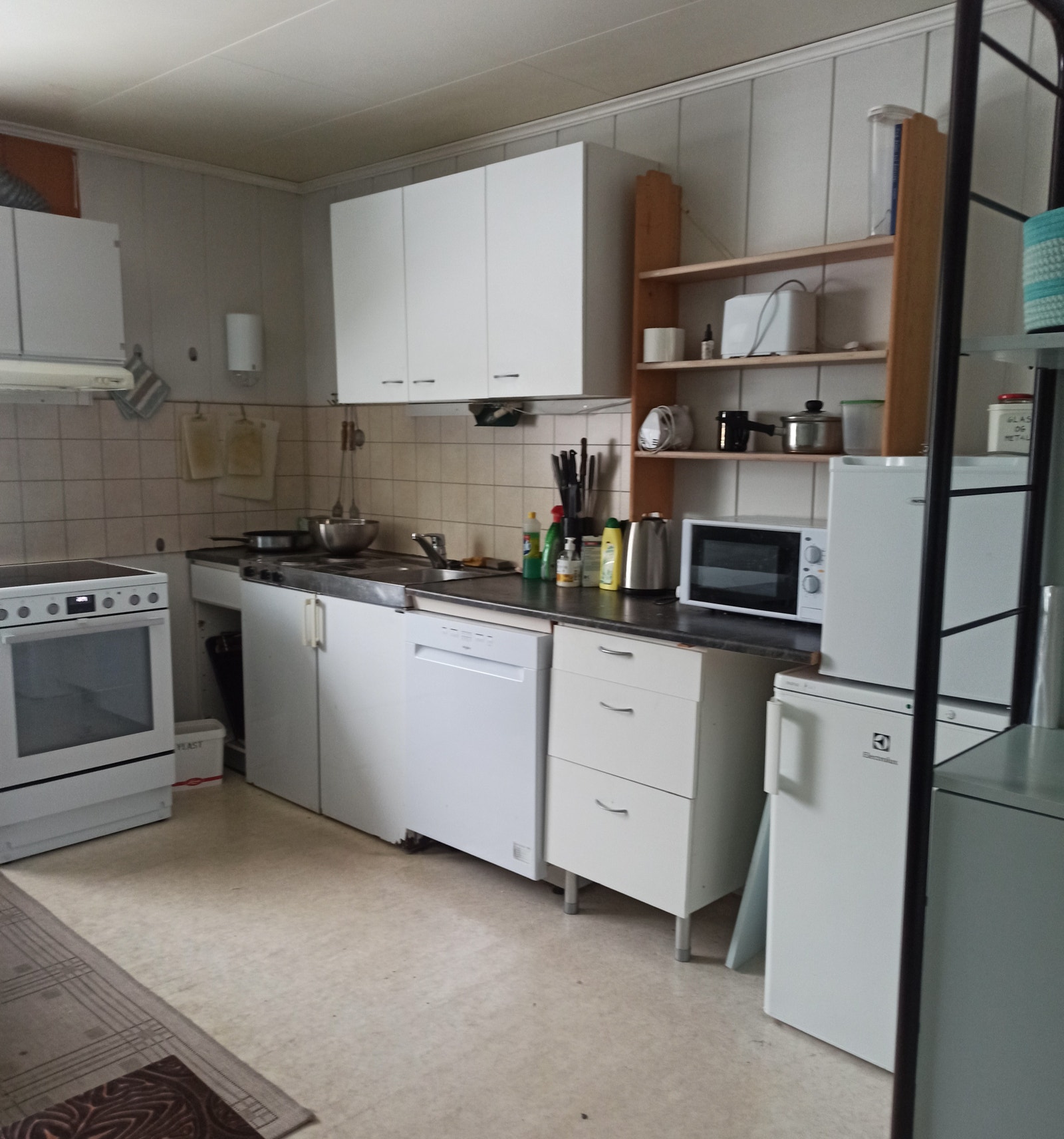 Kjøkken, kjøleskap, fryser, komfyr, oppvaskmaskin, micro. Galleribilde