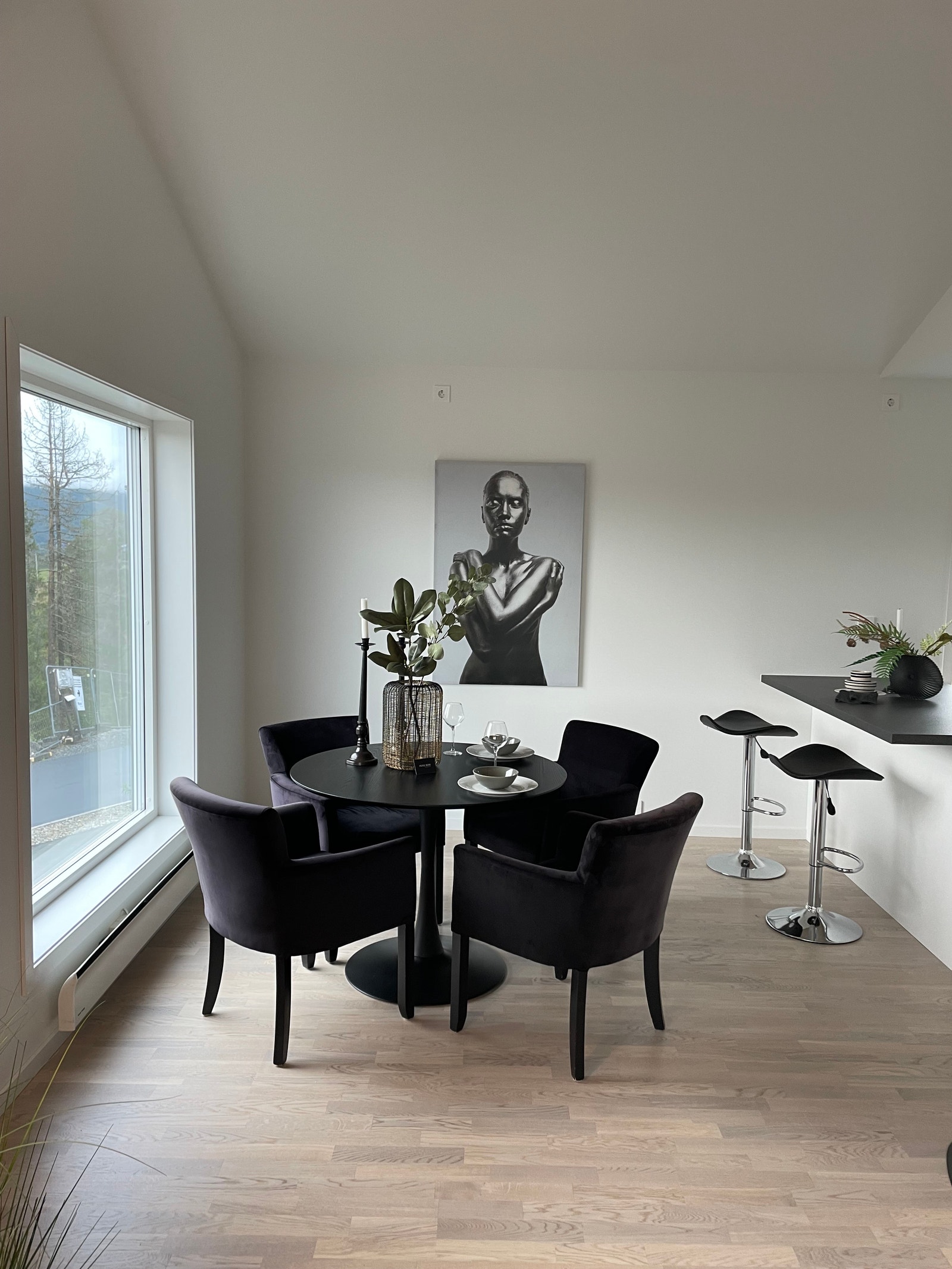 Spisetsue/kjøkken
( bildene er tatt i den minste utgaven av husene. Planløsning er lik, men hus 3,4 og5 er betydelig større) Galleribilde