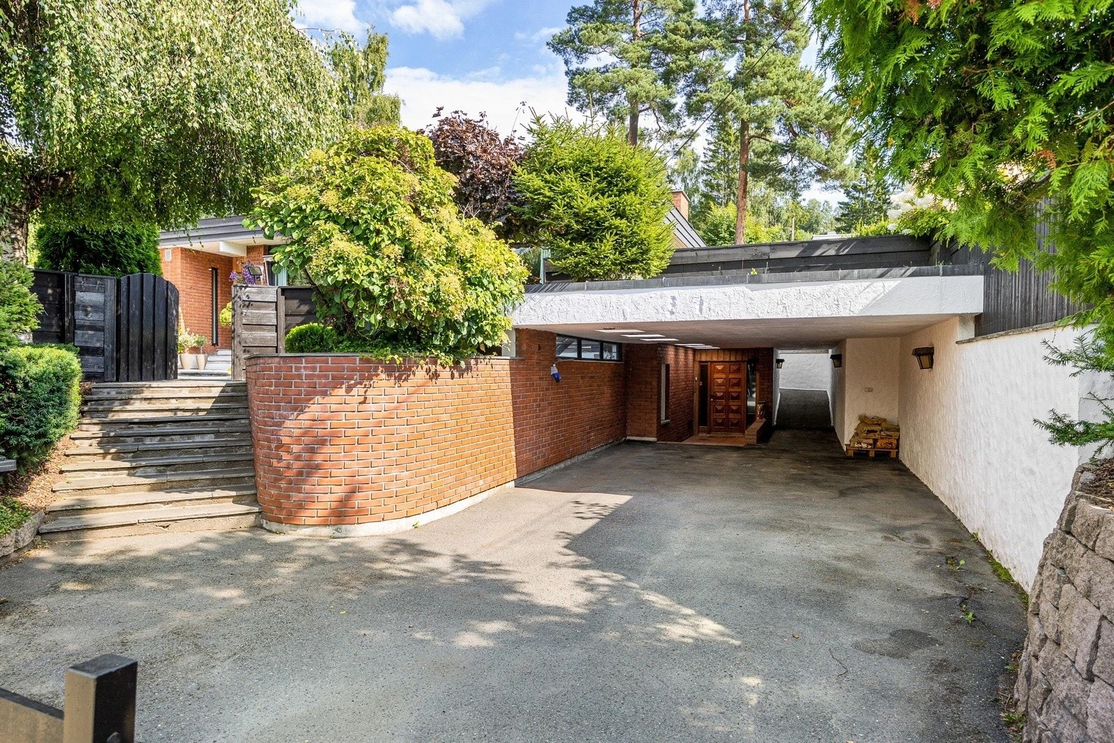 Inngangsparti via carporten Galleribilde