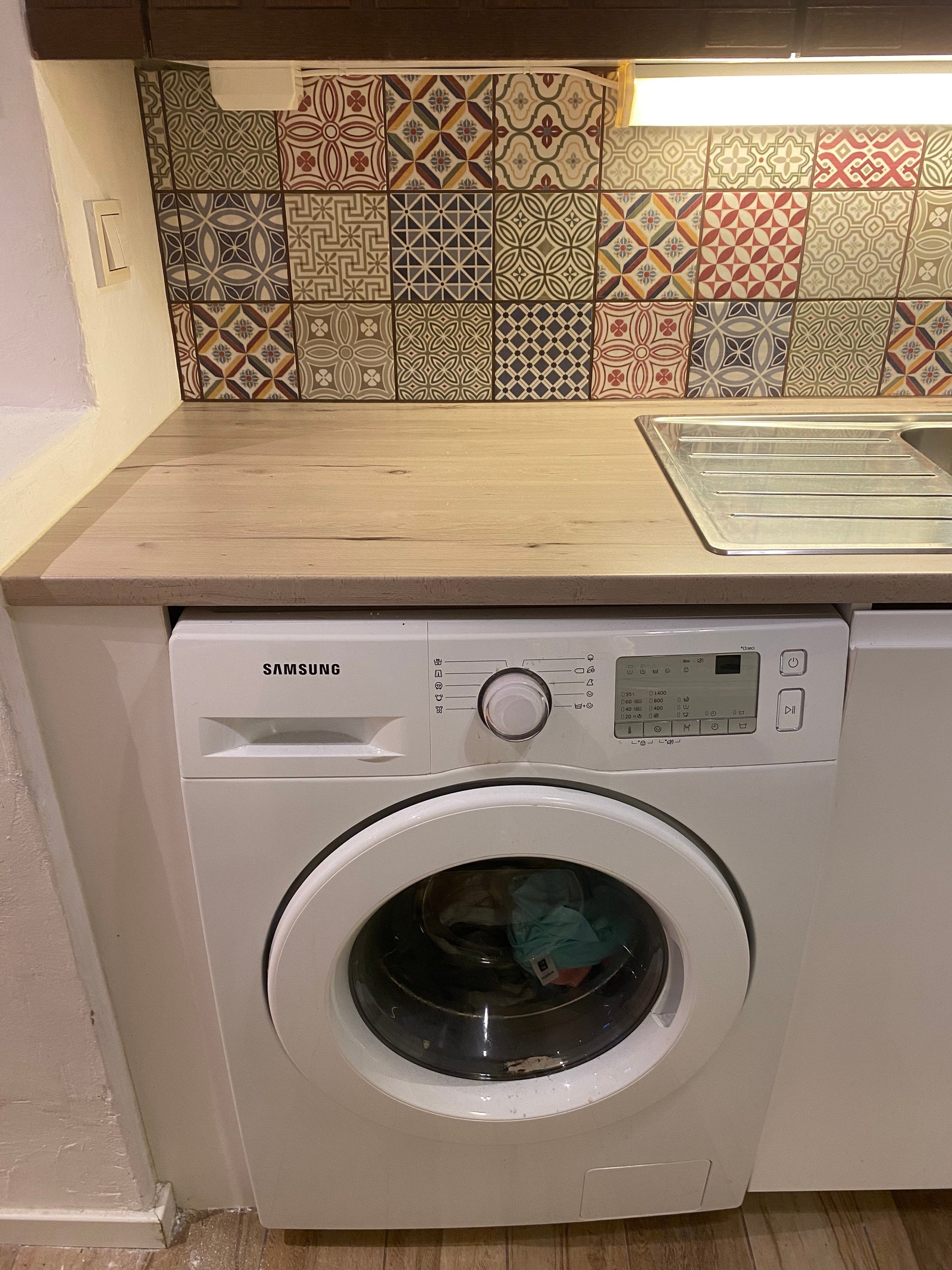 Vaskemaskin på kjøkkenet Galleribilde