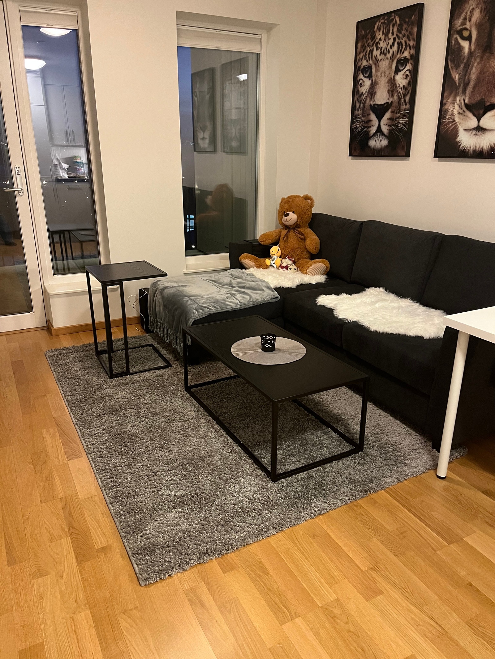 Stue med sofa + sofa- og sidebord Galleribilde