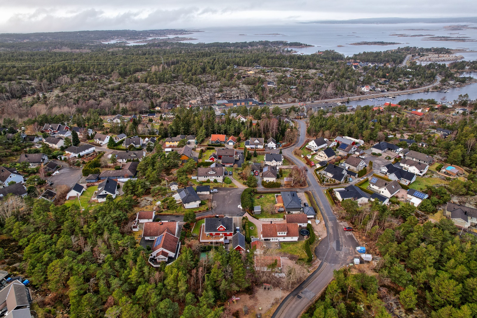 Nærområdet: veien gjennom boligområdet går ned til Ødegårdskilen. Tomta er utenfor / nedenfor bildet. Galleribilde
