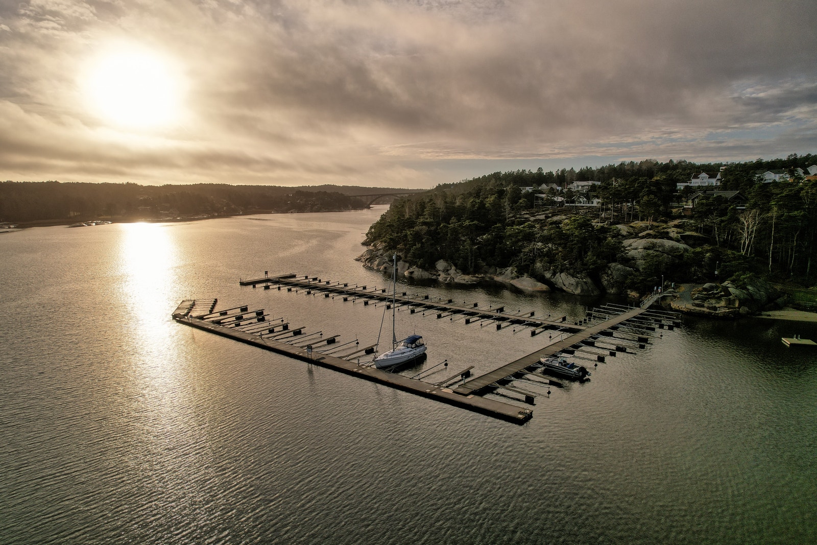 Bryggeanlegget i solnedgang Galleribilde