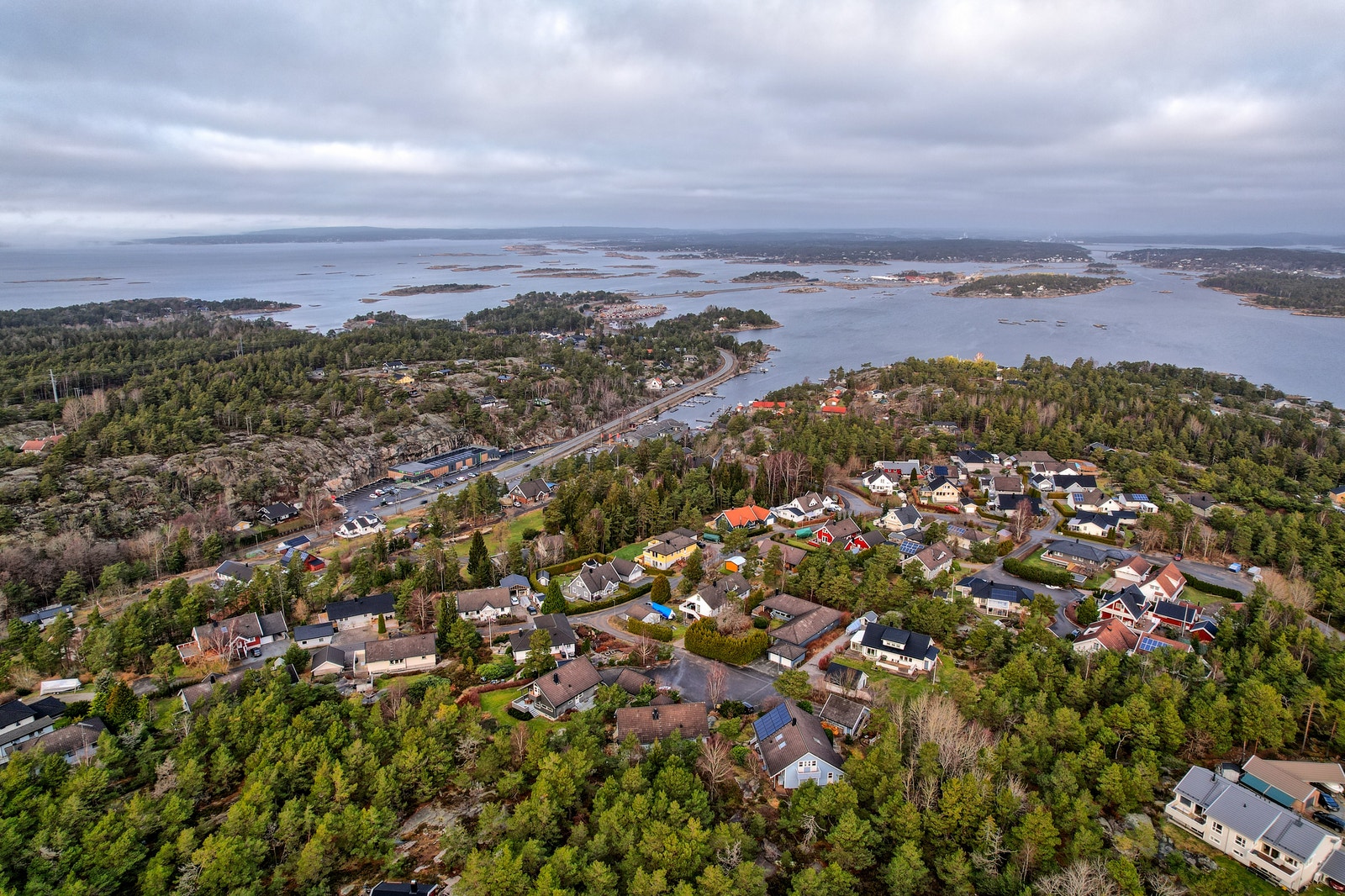 Fra Ødegårdskilen ser vi hovedveien som går inn til Fredrikstad (oppover til høyre i bildet). Andre veien
fører til Skjærhalden der Hvaler har sitt kommunesenter. Tomta er utenfor til høyre for bildet. Galleribilde