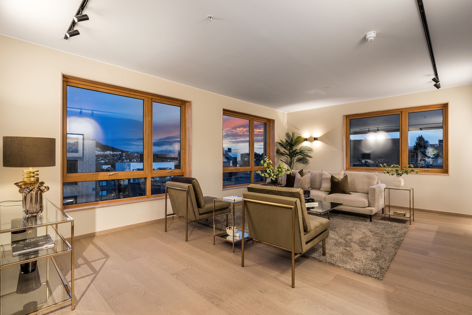 Lyse og romslige toppleiligheter med store vindusflater og høyt under taket. Galleribilde