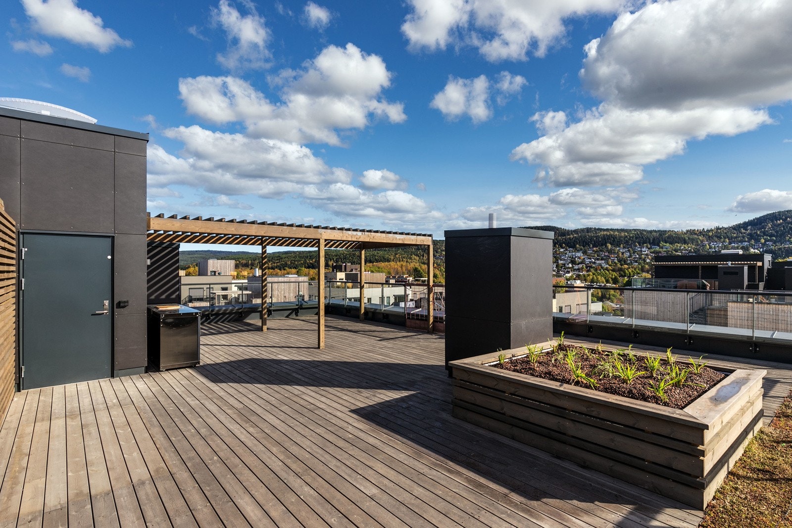 De fleste leilighetene er godt utstyrt med toppmoderne utekjøkken og pergola. Galleribilde