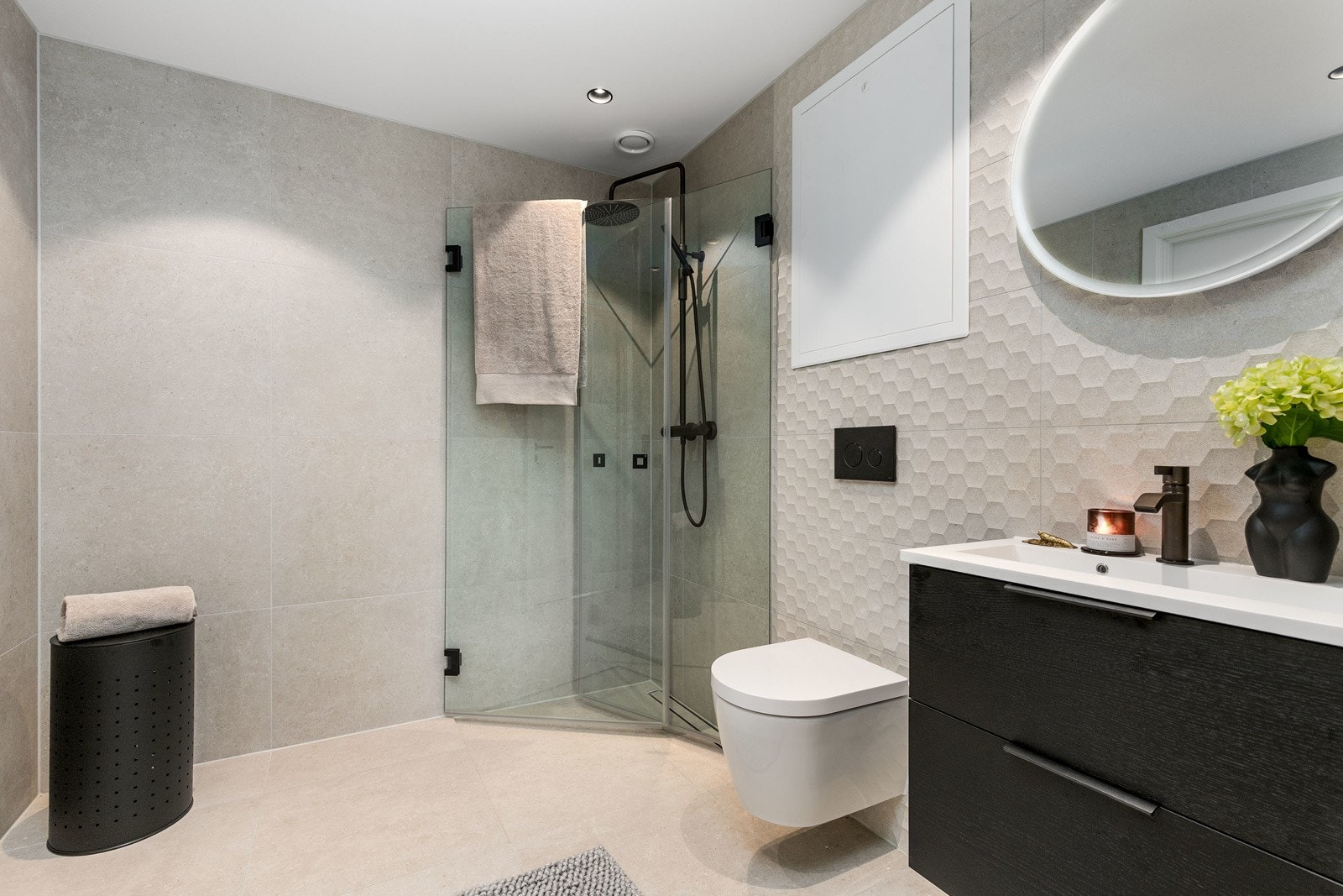 Badene har store og lyse fliser med referanse til katalansk kalkstein, og innredningen er naturlig og delikat. Galleribilde