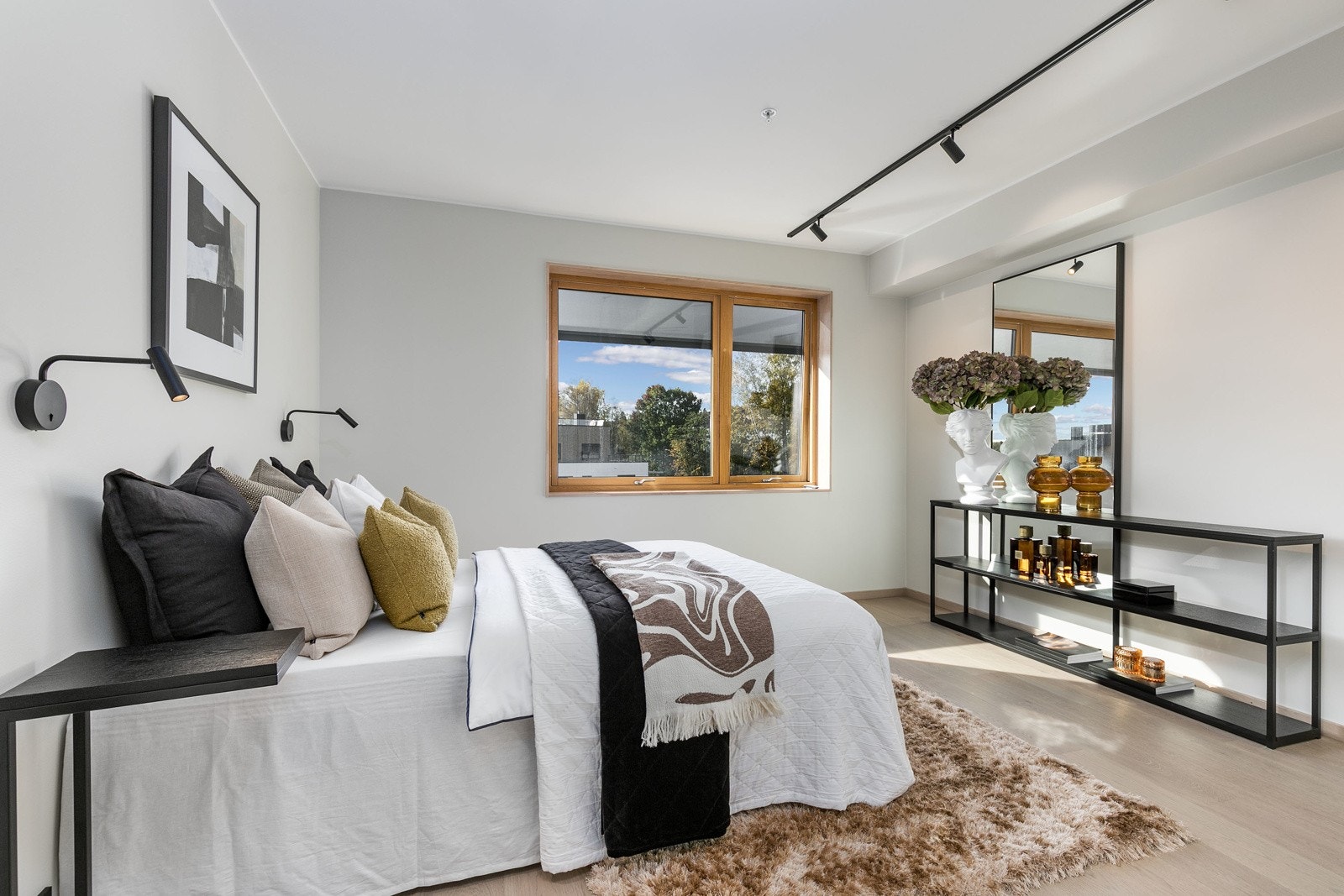 Alle innvendige vegger kommer i en lys, nøytral tone som står fint til de mørkere tresortene. Galleribilde