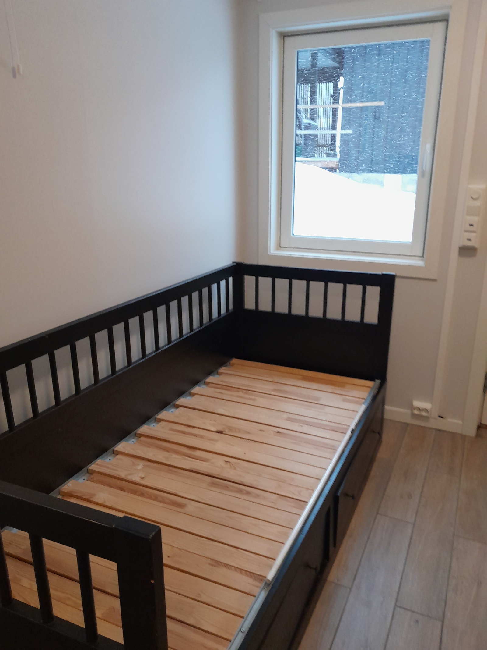 Senga og utgangsdør Galleribilde