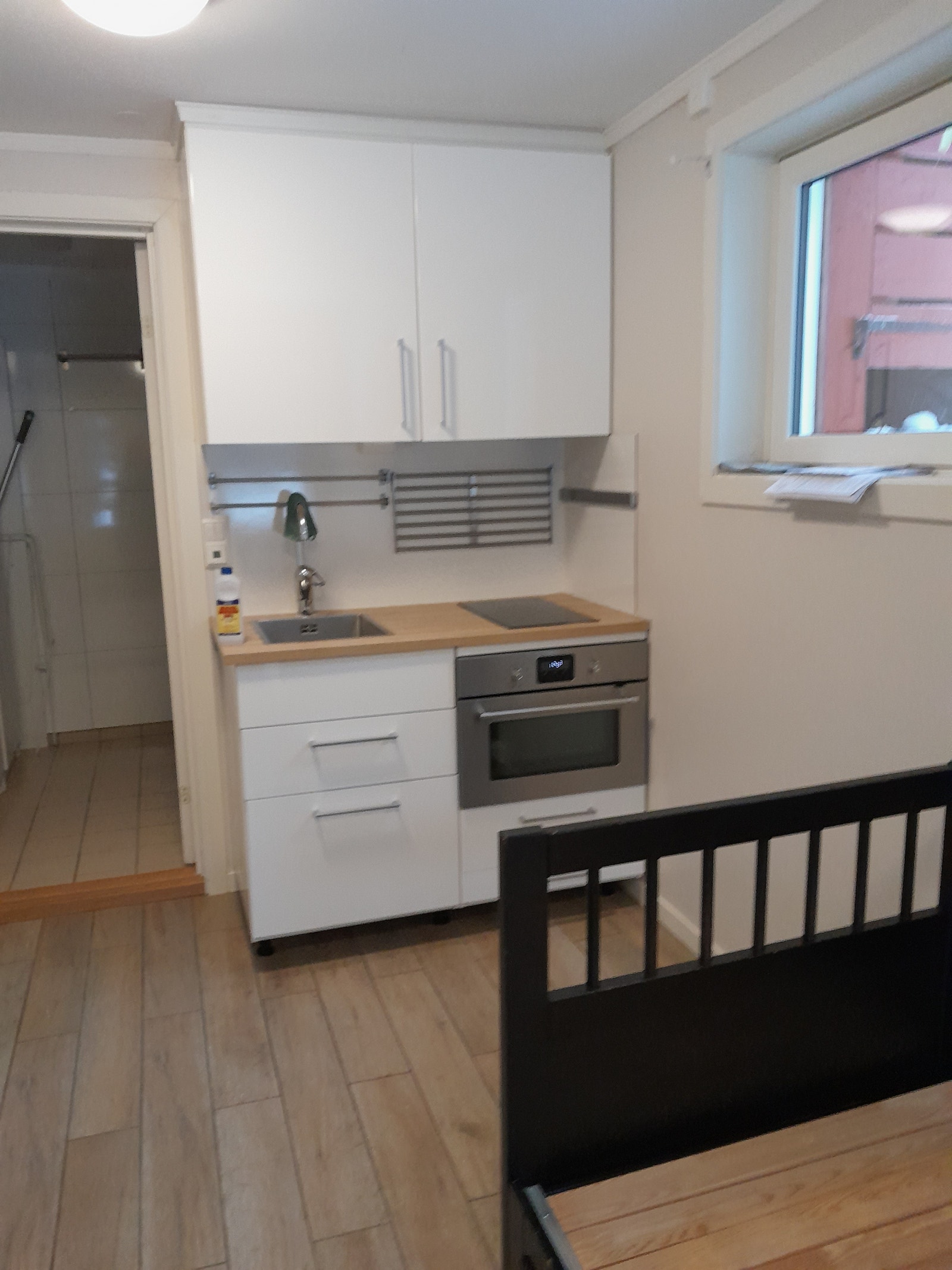 Kjøkkendel, og glimt av seng Galleribilde