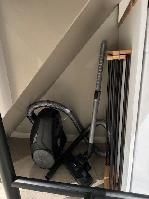 Støvsuger og klesstativ Galleribilde