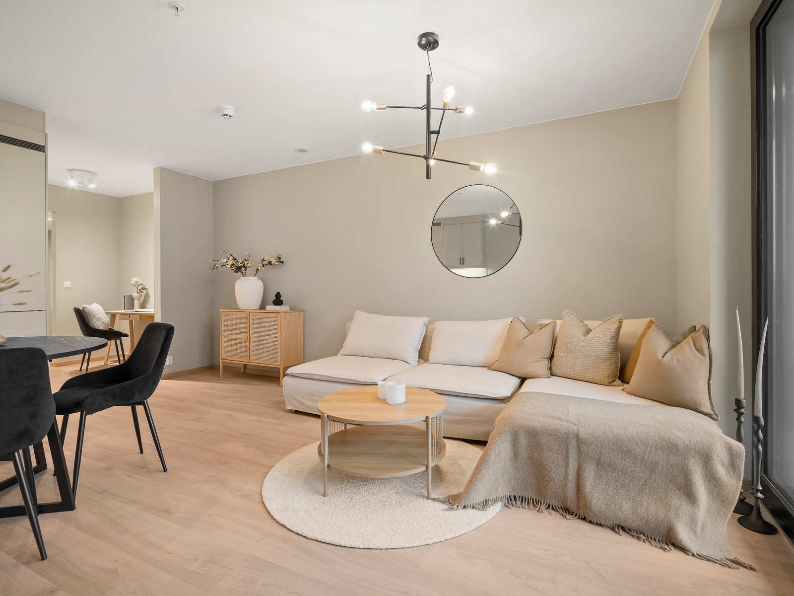 Stuen er enkel å møblere med eget TV-hjørne Galleribilde