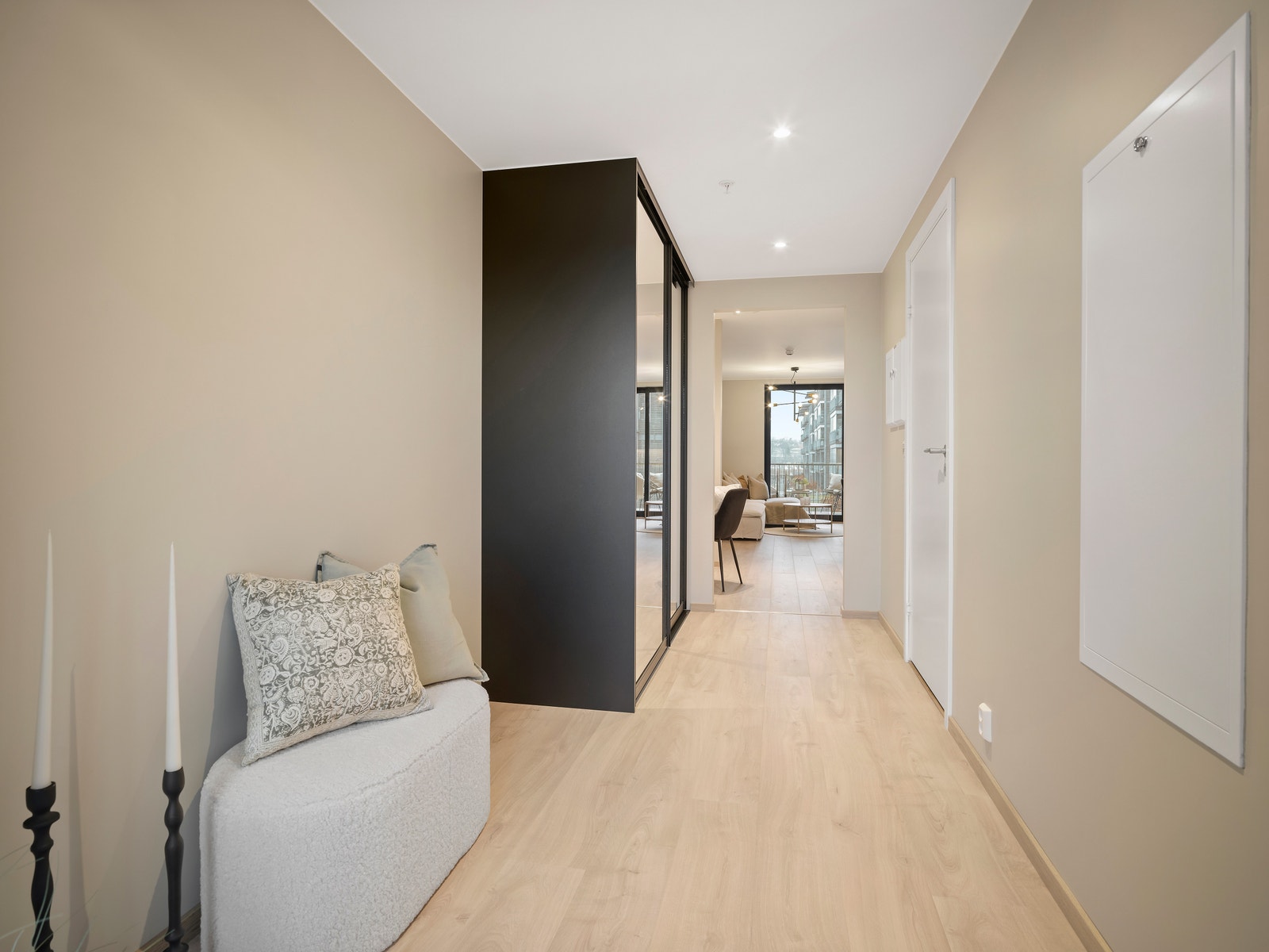 Entréen er innbydende med gjennomgående lys Galleribilde