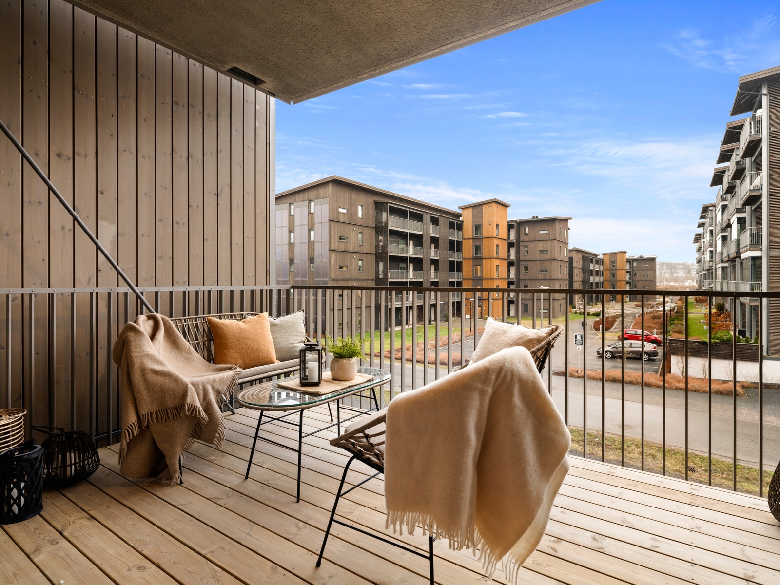 Balkongen er vestvendt med takoverbygg Galleribilde