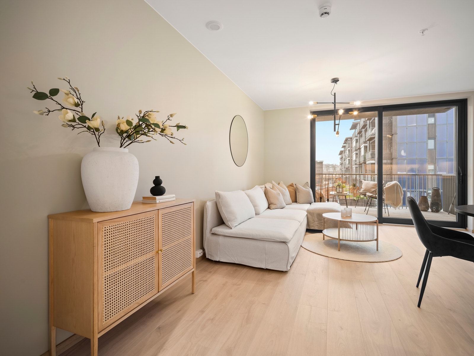 Det er god plass til vitrineskap overfor spisebordet Galleribilde