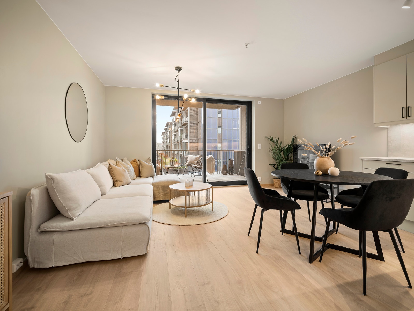 Stuen har store vindusflater mot vest og lune farger Galleribilde