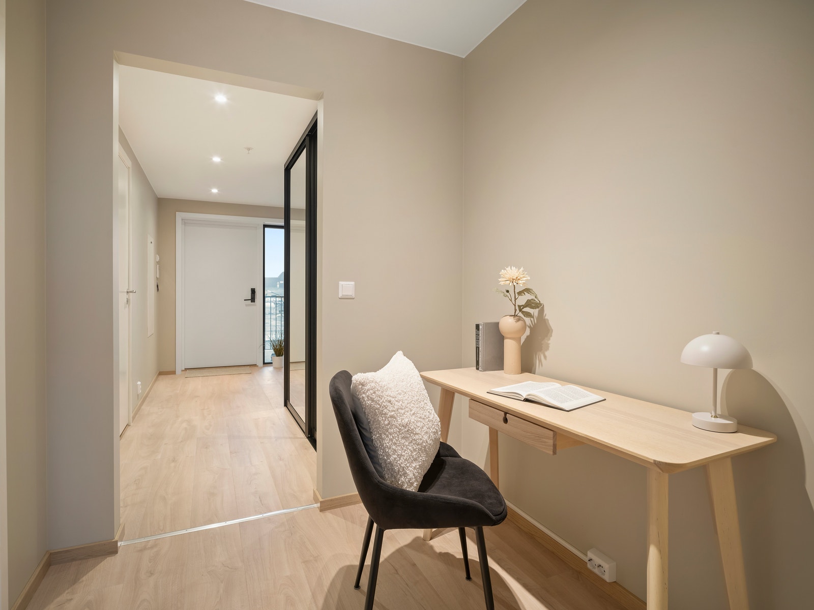 Gangen er lys med bred skyvedørsgarderobe Galleribilde