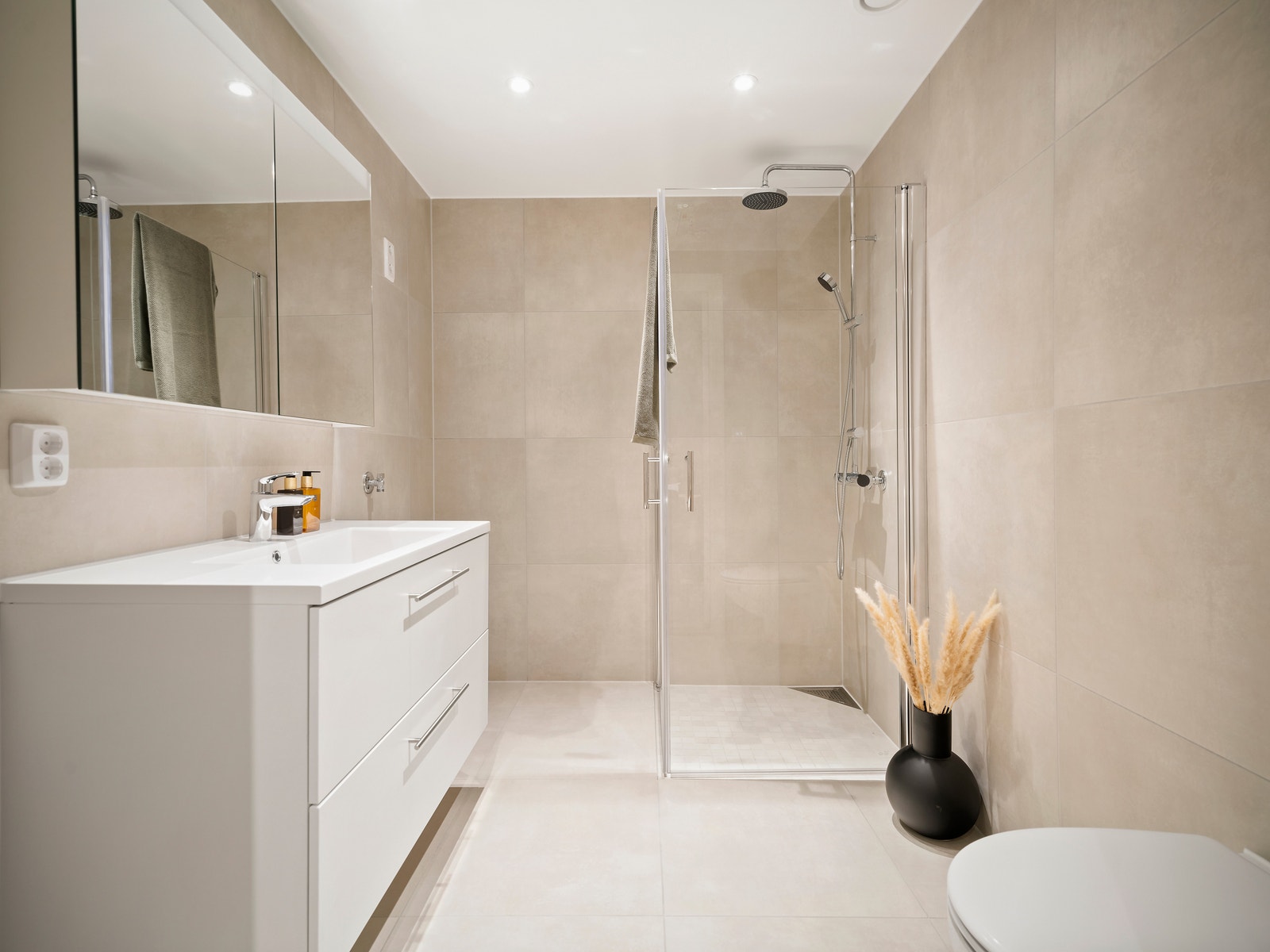 Moderne bad med vegghengt klosett for enklere renhold Galleribilde