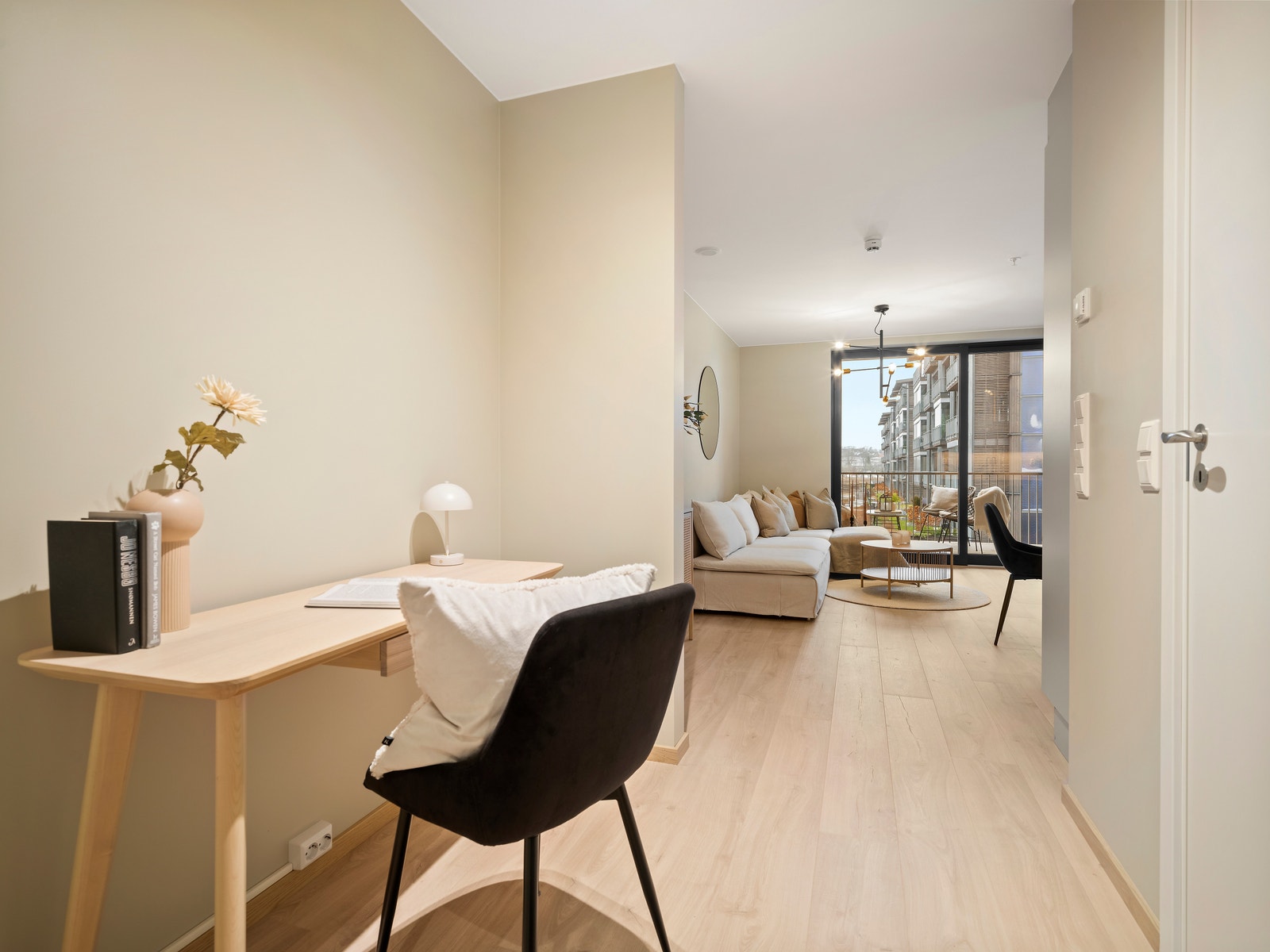 Innenfor stuen finner man kontoret Galleribilde