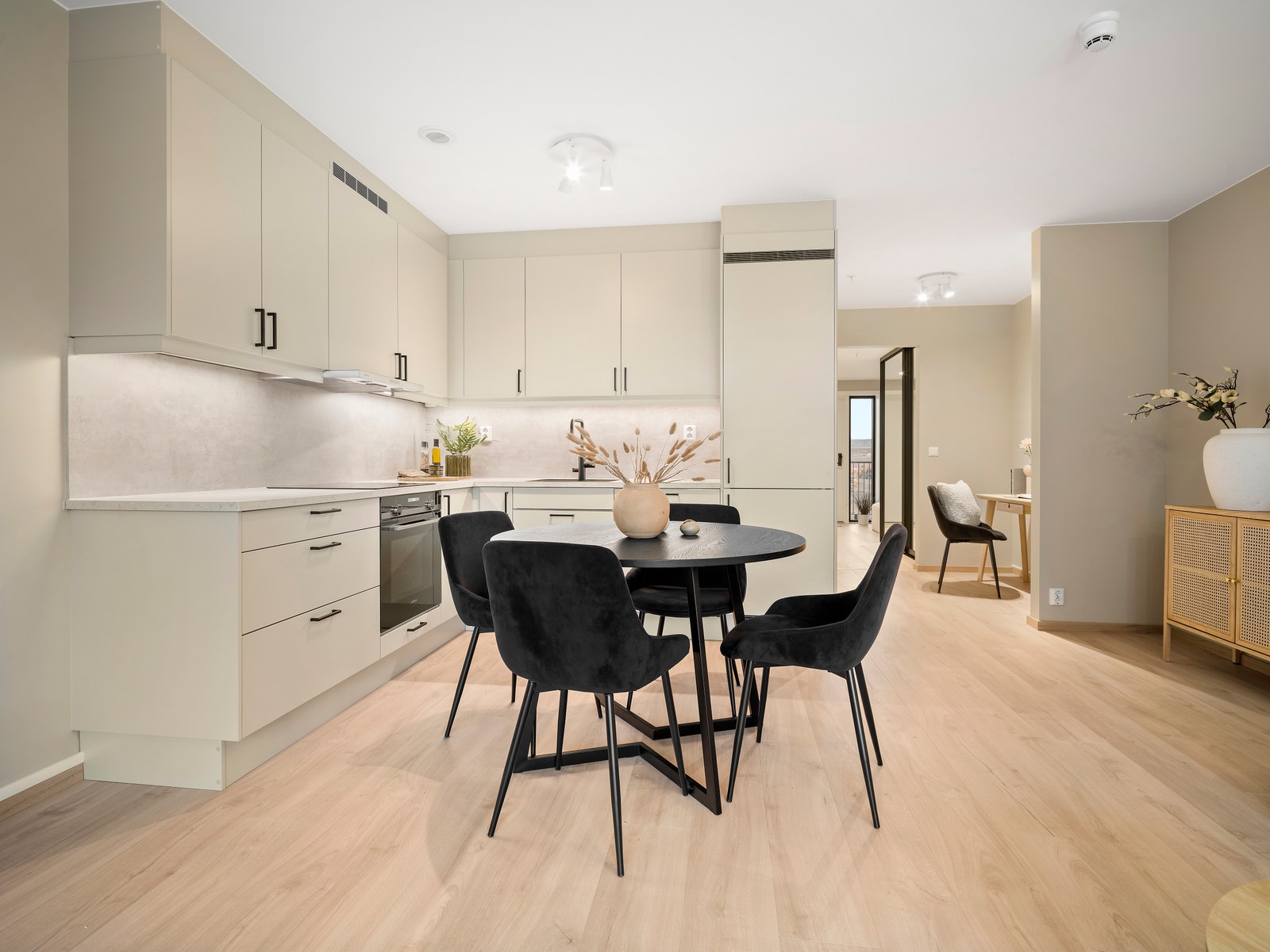 Kjøkkenet er fra Sigdal i tidsriktig farge Galleribilde