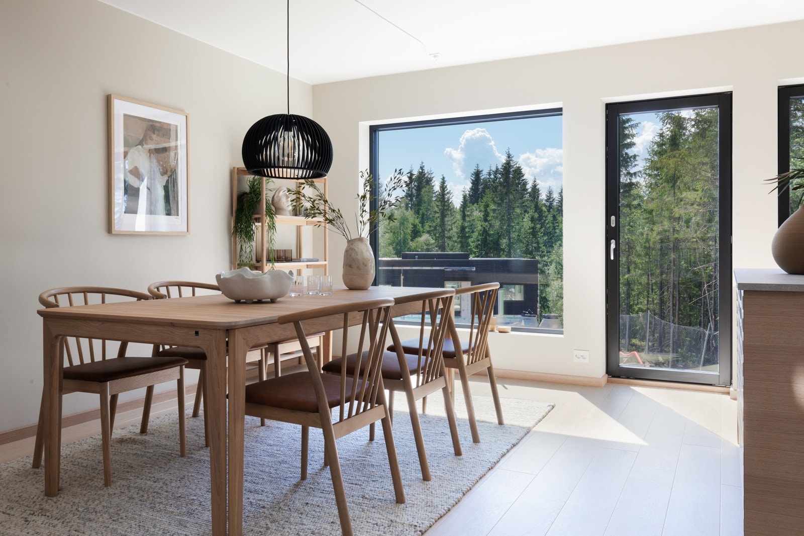 Lyst på kjøkkenet med store vinduer, legg merke til at det er listefritt rundt vinduene. Foto er lånt fra hus 1010 som har samme planløsning og standard men litt annen plassering av vinduene. Galleribilde