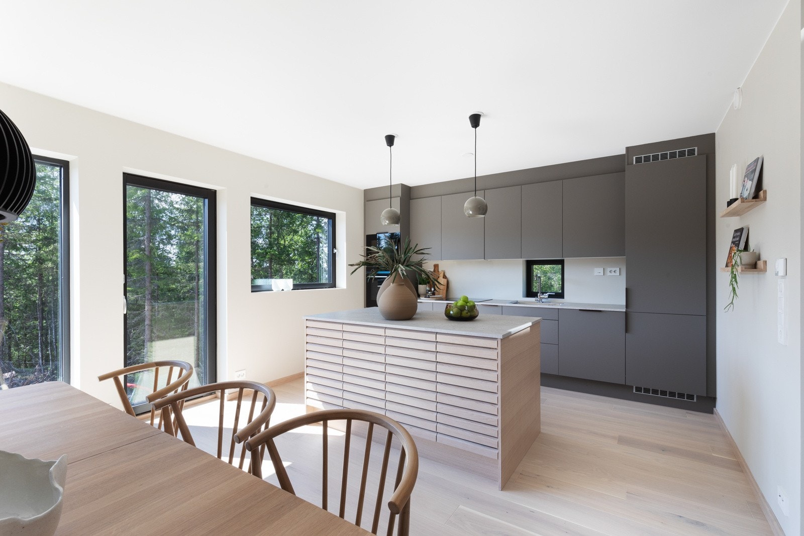 Lekkert kjøkken fra HTH med stor kjøkkenøy. Foto er lånt fra hus 1010 som har samme planløsning og standard, men en litt annen vindusplassering. Galleribilde