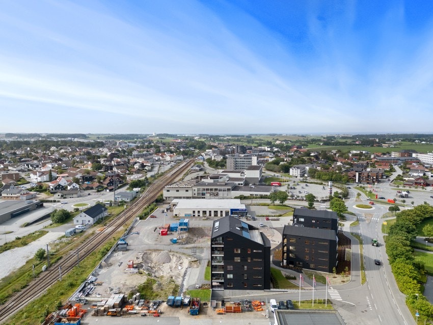 Sentralt på Nærbø - eller midt i smørøyet som vi liker å si, like ved togstasjonen, ligger Meierigården. Galleribilde