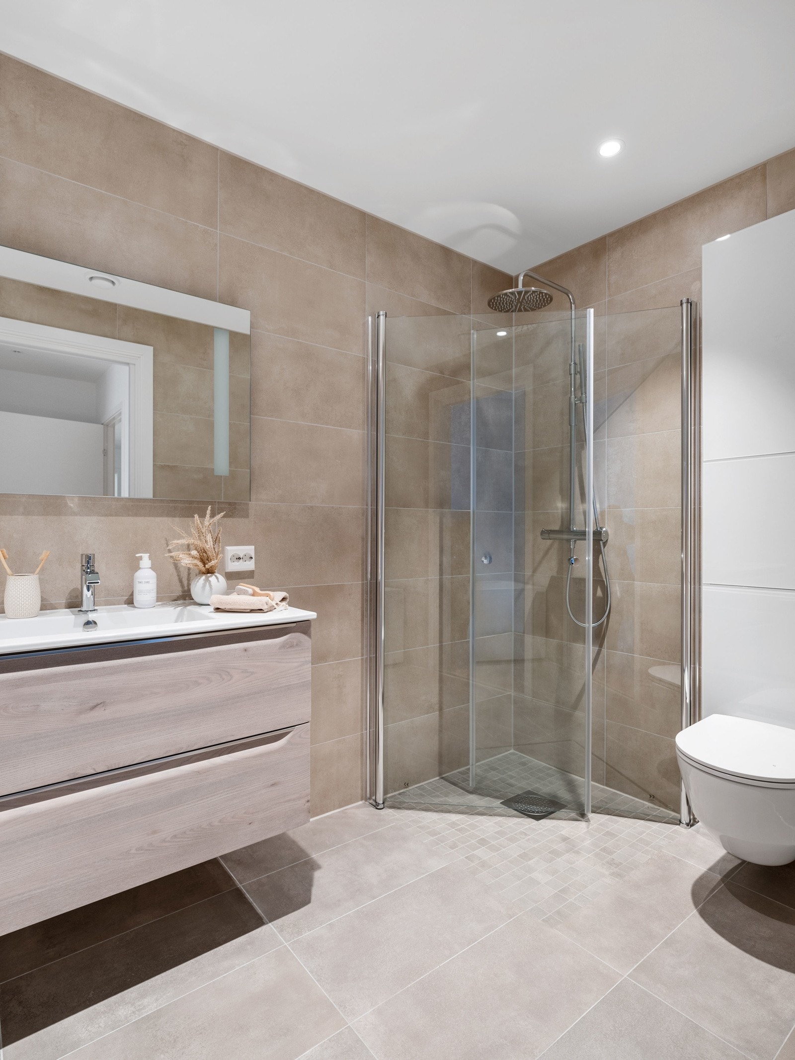 Badet er helfliset og har gulvvarme. Galleribilde