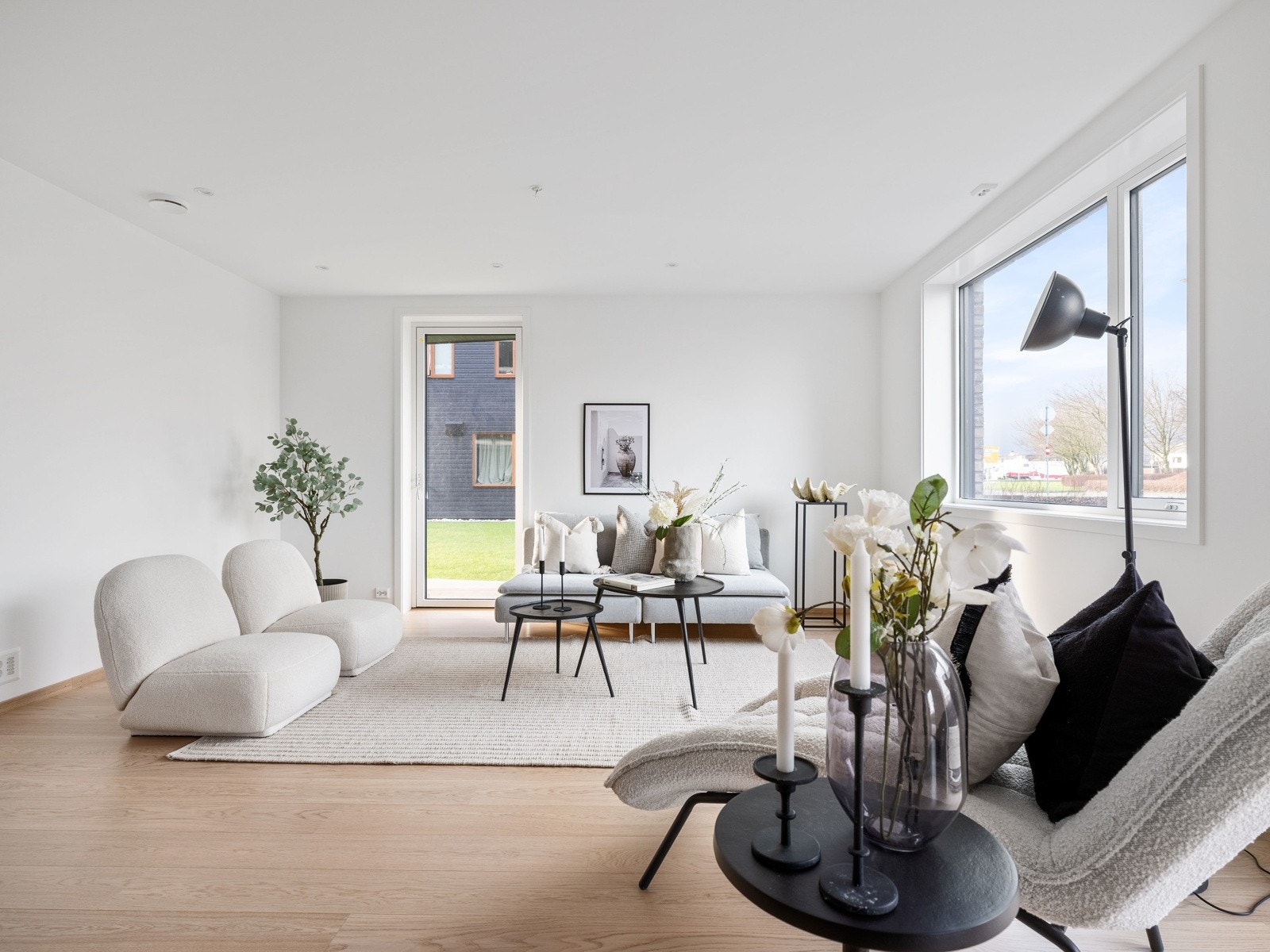 Fra stuen er det glassdør ut til en innglasset balkong, en herlig romforlengelse året rundt. Galleribilde