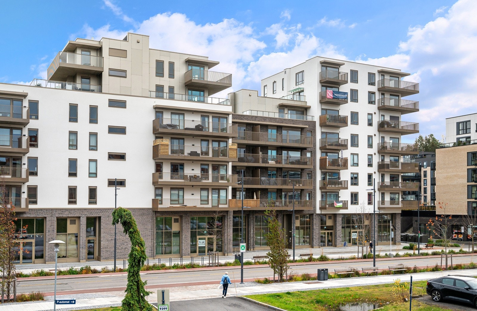 I MIDT kan du flytte rett inn en moderne leilighet i Lørenskogs nye sentrum! Utenfor døra finner du oppvarmede fortau og korte avstander til blant annet kjøpesenter, fritidsaktiviteter og kollektivtransport. Galleribilde