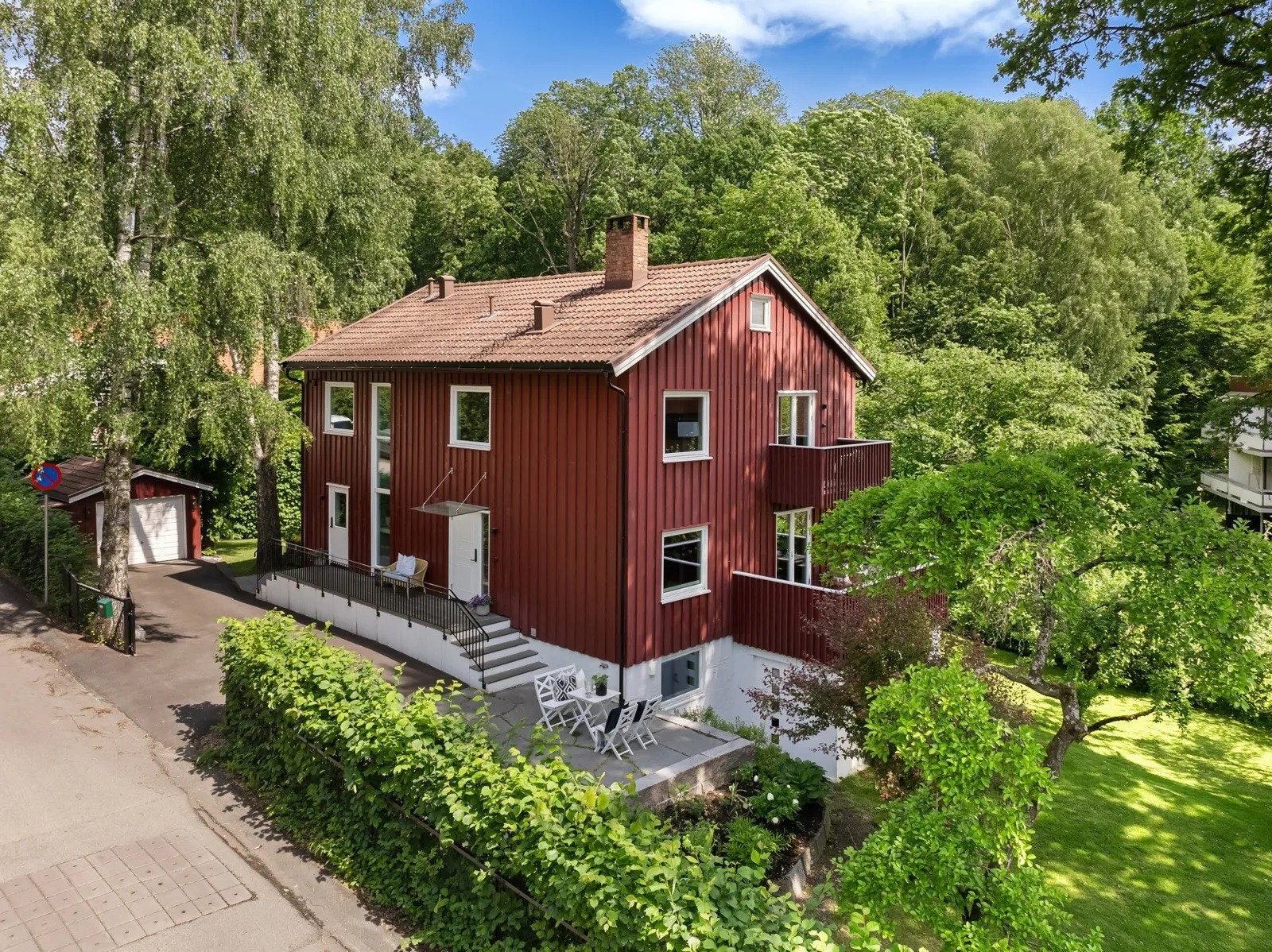 Sokkelleiligheten har eget inngangsparti og port til eiendommen. Galleribilde