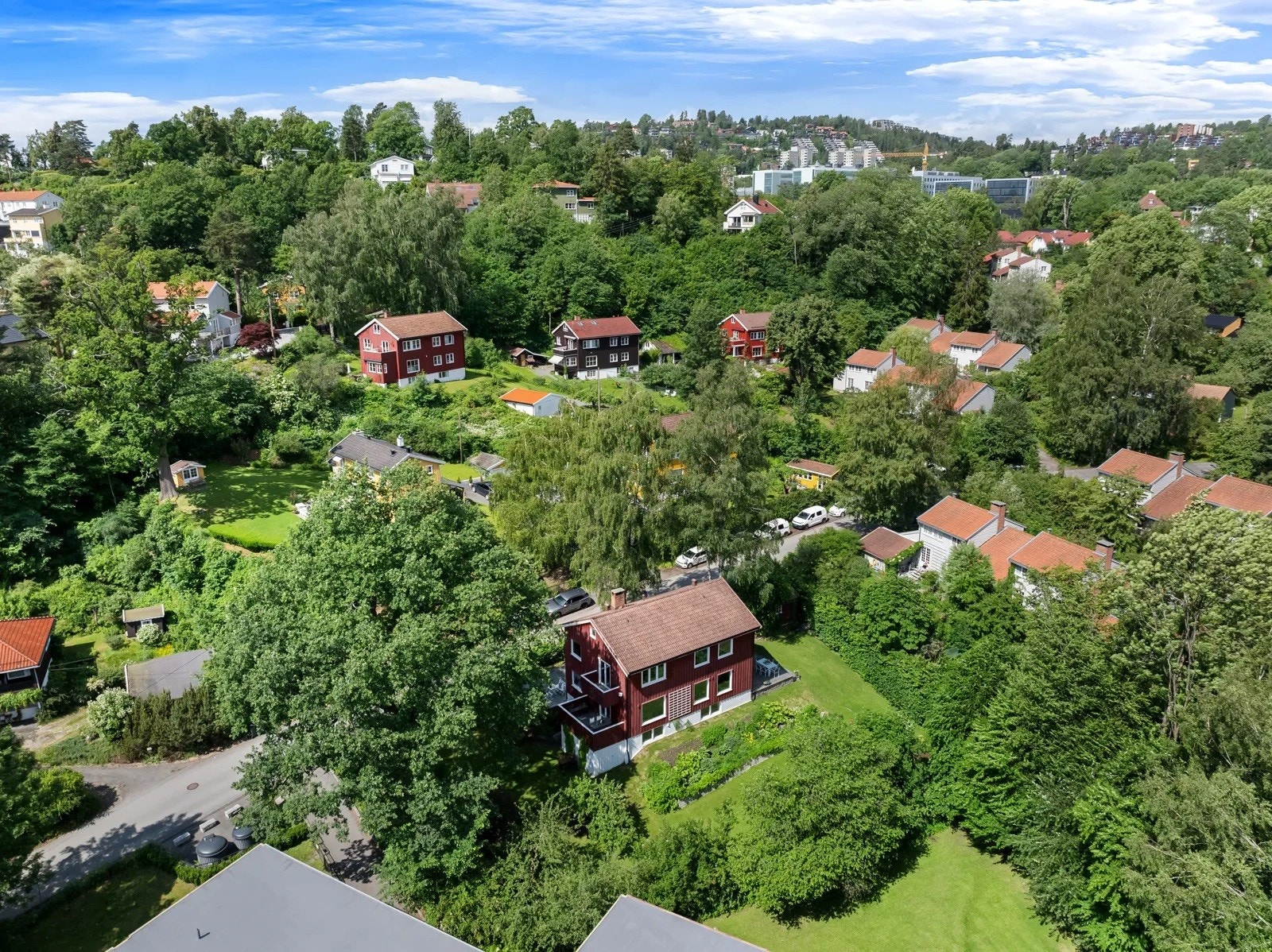 Eiendommen ligger i et grønt, attraktivt og trygt boligområde i bydel Ullern i Oslo. Galleribilde