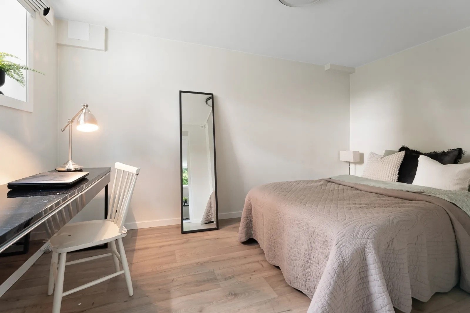 Soverom: Flott soverom med plass til garderobe. Det er også garderobeløsning i entreen. Galleribilde