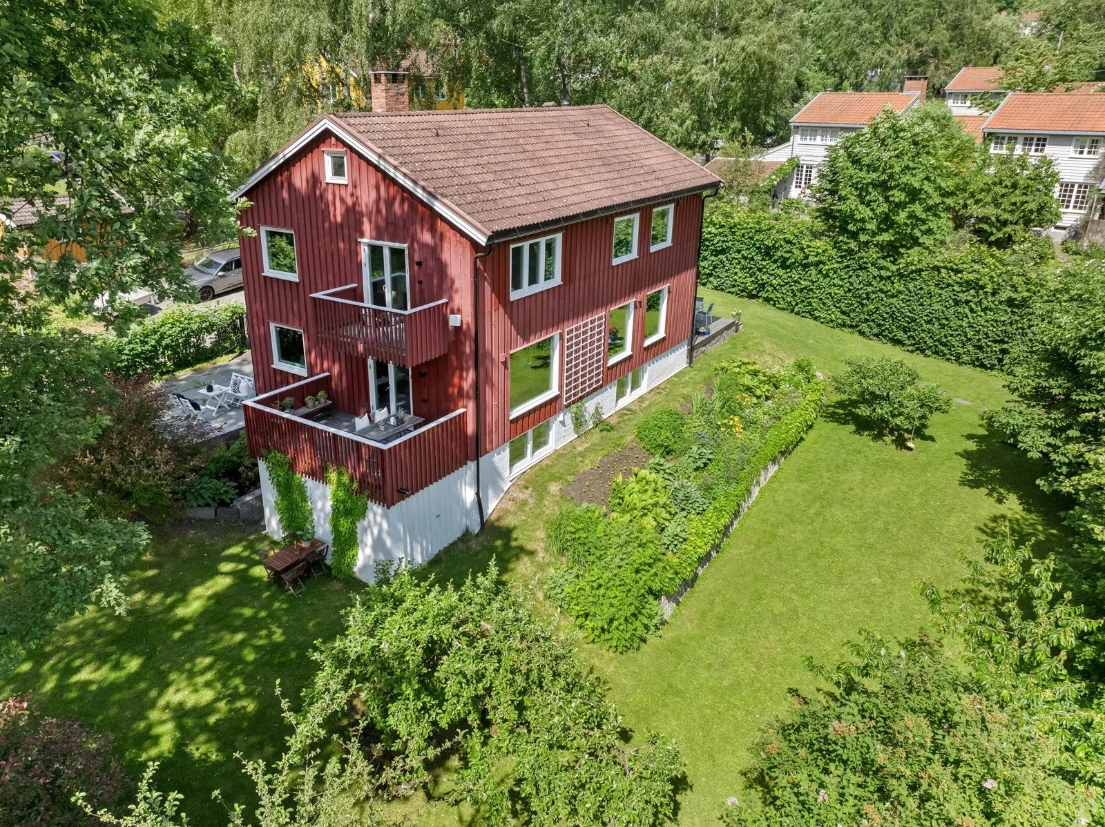 Velkommen til St. Georgs vei 1! Moderne hybellelighet med hageidyll og gangavstand til alt! Galleribilde