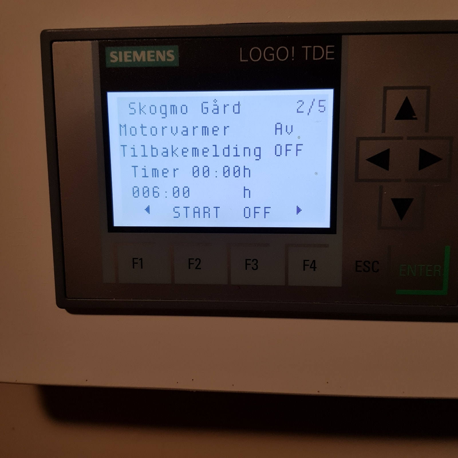 Det er installert et Siemens LOGO PLS-system på gården. Den styrer bl.a. utelys, utekontakt for motorvarme, viser verdiene på diverse temperatursensorer inne og ute, osv. Galleribilde