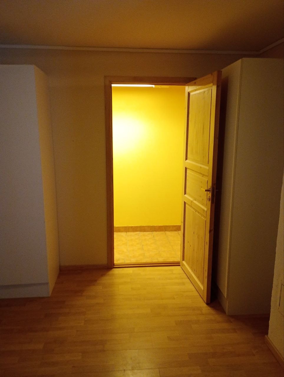 soverom og inngang til vaske rom Galleribilde