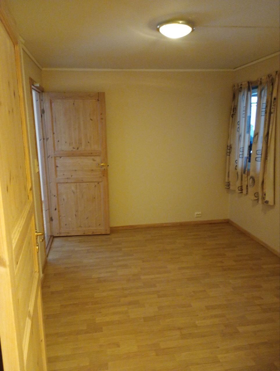 Soverom, bilde fra vaskerom Galleribilde