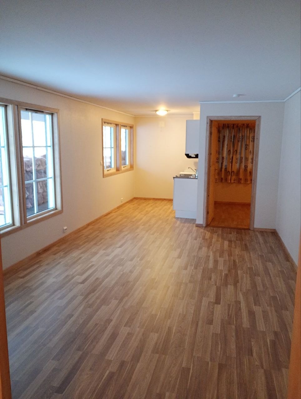 stue mot kjøkken Galleribilde