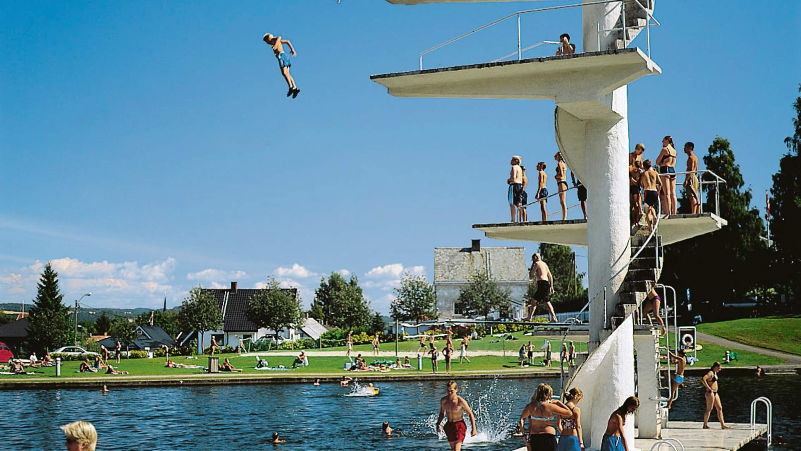 Det er kort veg til Fastland, hvor du kan nyte fine sommerdager Galleribilde