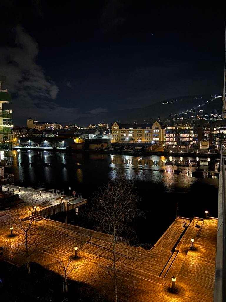 Utsikt fra balkong. Perfekt badeplass på sommeren. Galleribilde